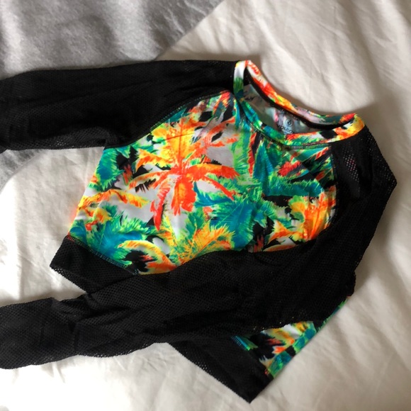 Volcom surf top size medium